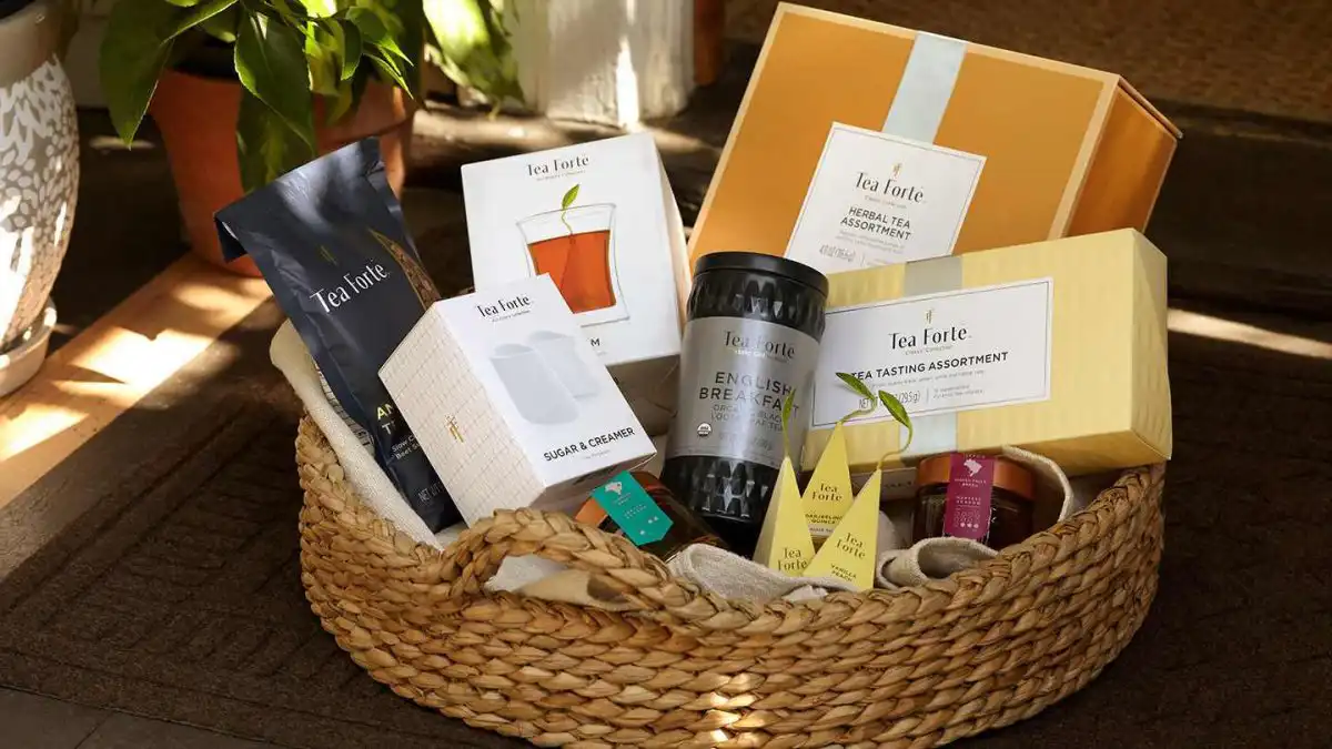 Coș cadou de Sfânta Maria cu ceaiuri premium Tea Forté, infuzoare piramidă, zahăr ambră și delicatese – idee cadou 15 august