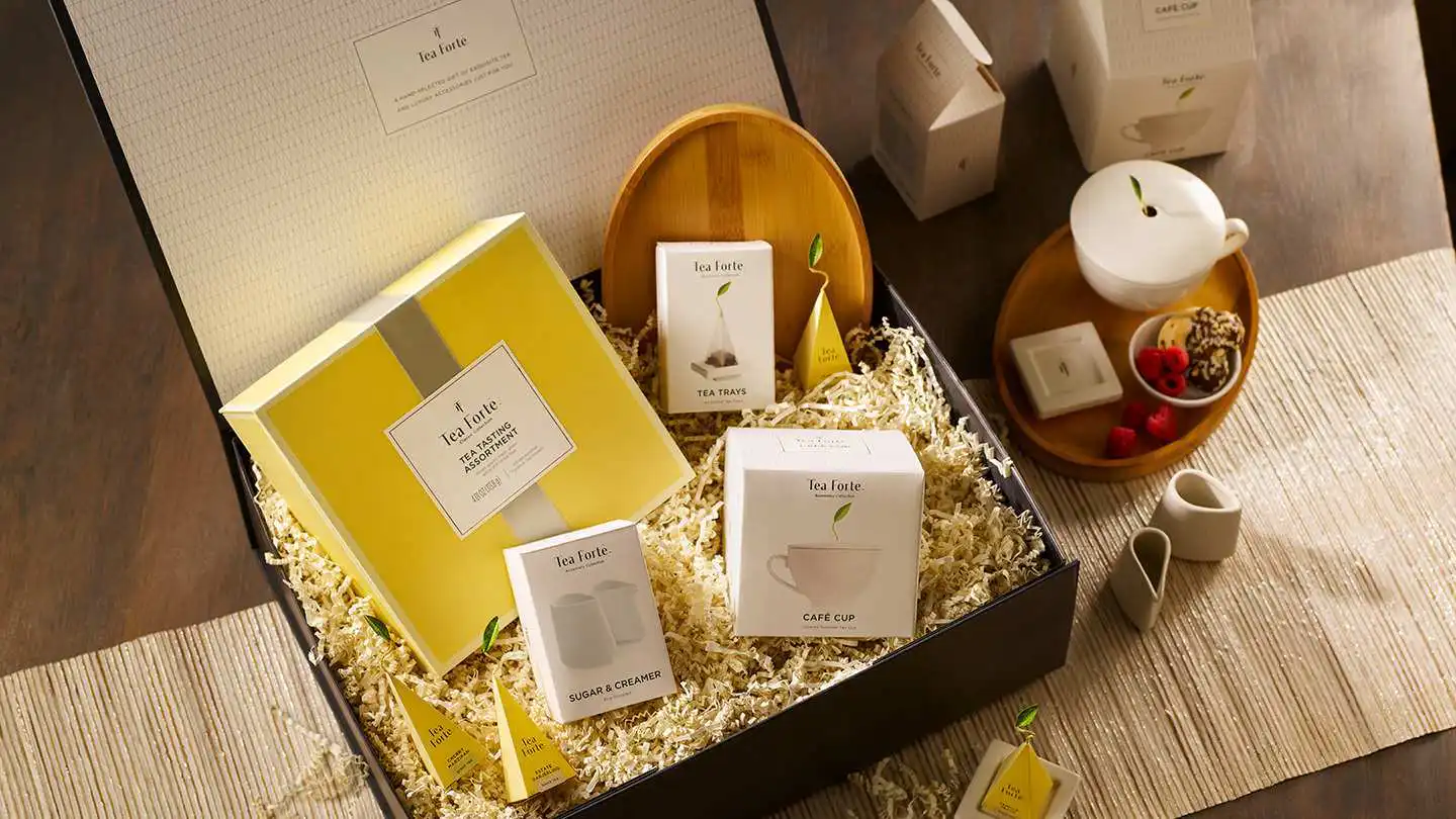 Set cadou ceai premium Tea Forté deschis pe masă – cutie elegantă cu ceaiuri și accesorii