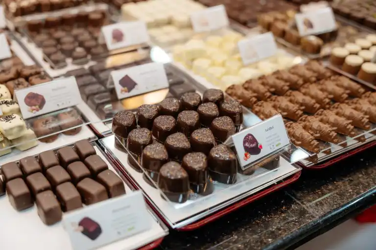 Pachet cadou cu 30 praline belgiene Valentino & Vin spumant Matin d’Hiver